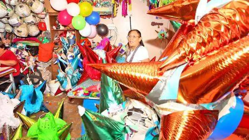 Familia Flores, tres generaciones de artesanos de la piñata [Fotorreportaje]